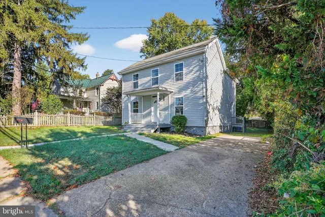 a view of a house with a yard and plants