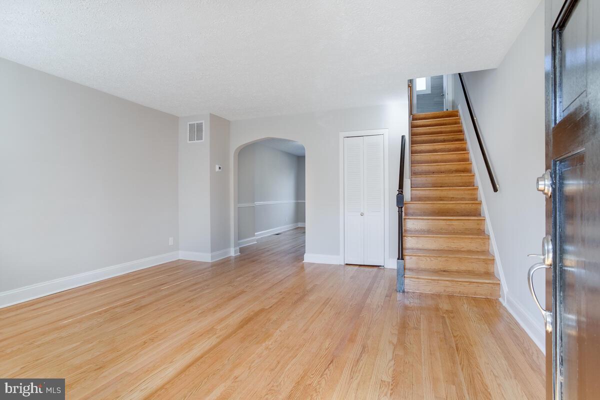 1046 Elm Road Baltimore, MD 21227 - Photo 4 of 29 Main Living Area