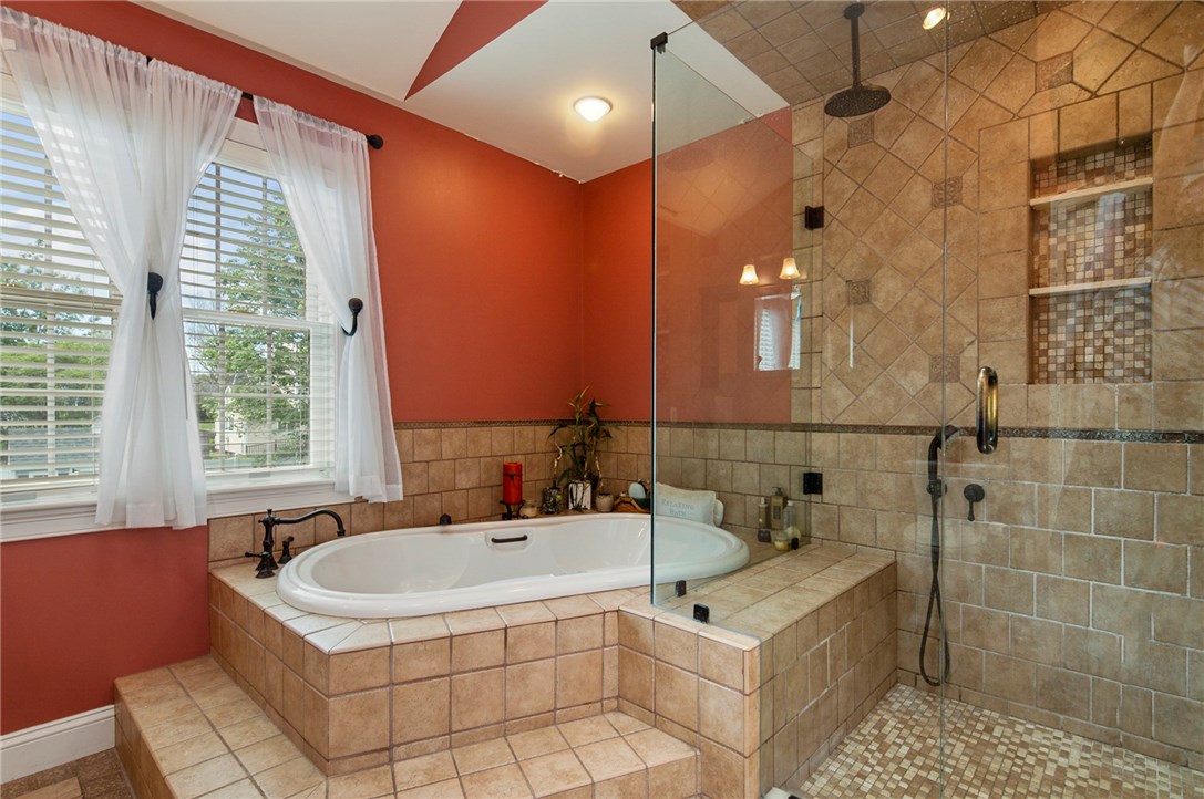 36 Seneca Road Portsmouth, RI 02871 - Photo 28 of 48 Master bathroom with jetted tub.