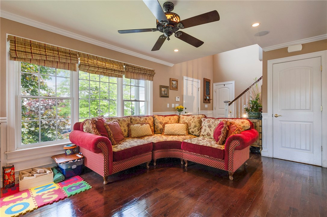 36 Seneca Road Portsmouth, RI 02871 - Photo 6 of 48 Living room