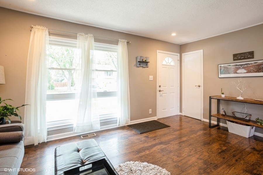 551 Ridge Circle Streamwood, IL 60107 - Photo 3 of 17 a view of a livingroom with furniture and a window