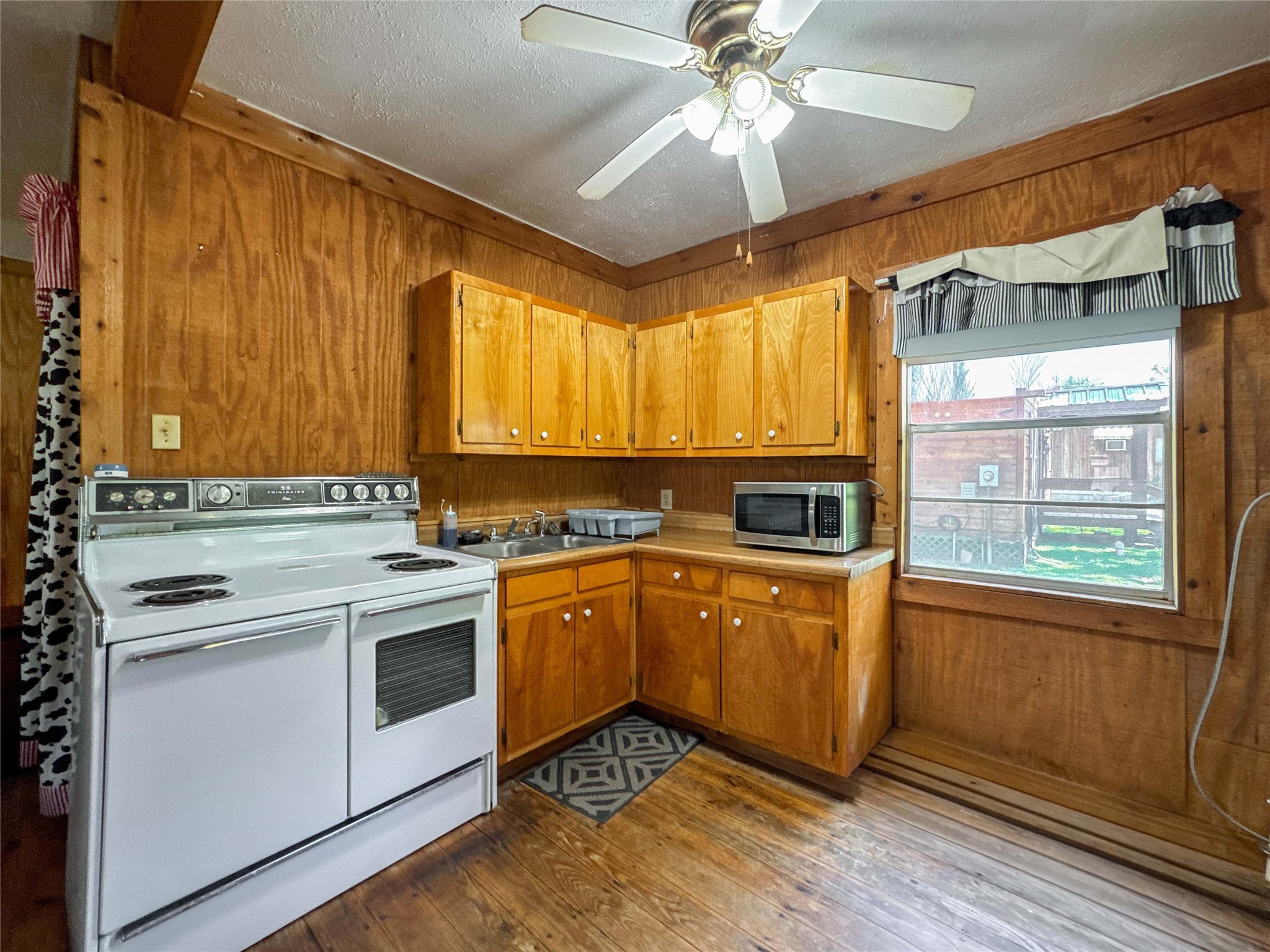206 Tallow Street Onalaska, TX 77360 - Photo 9 of 36