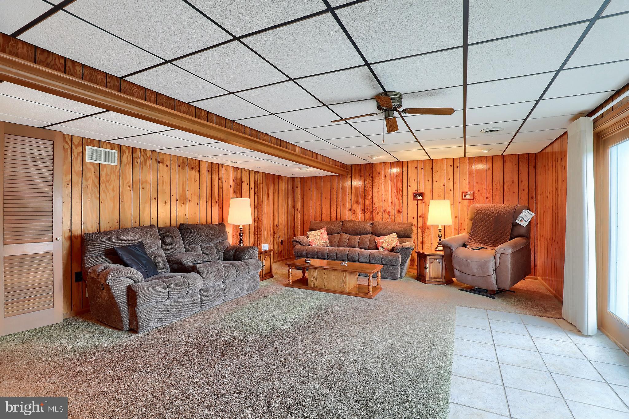 3943 Locust Grove Road Columbia, PA 17512 - Photo 19 of 35 Family room