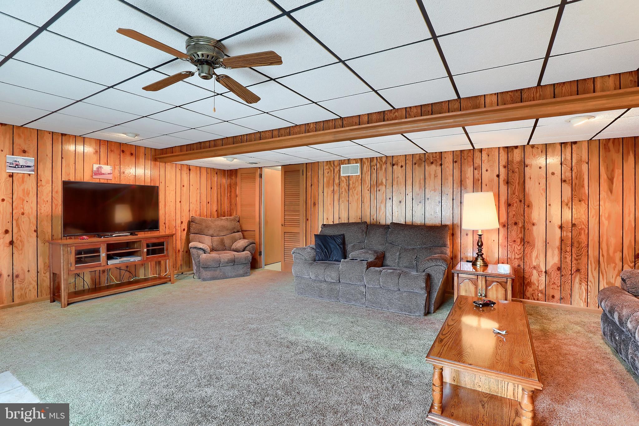 3943 Locust Grove Road Columbia, PA 17512 - Photo 20 of 35 Family room