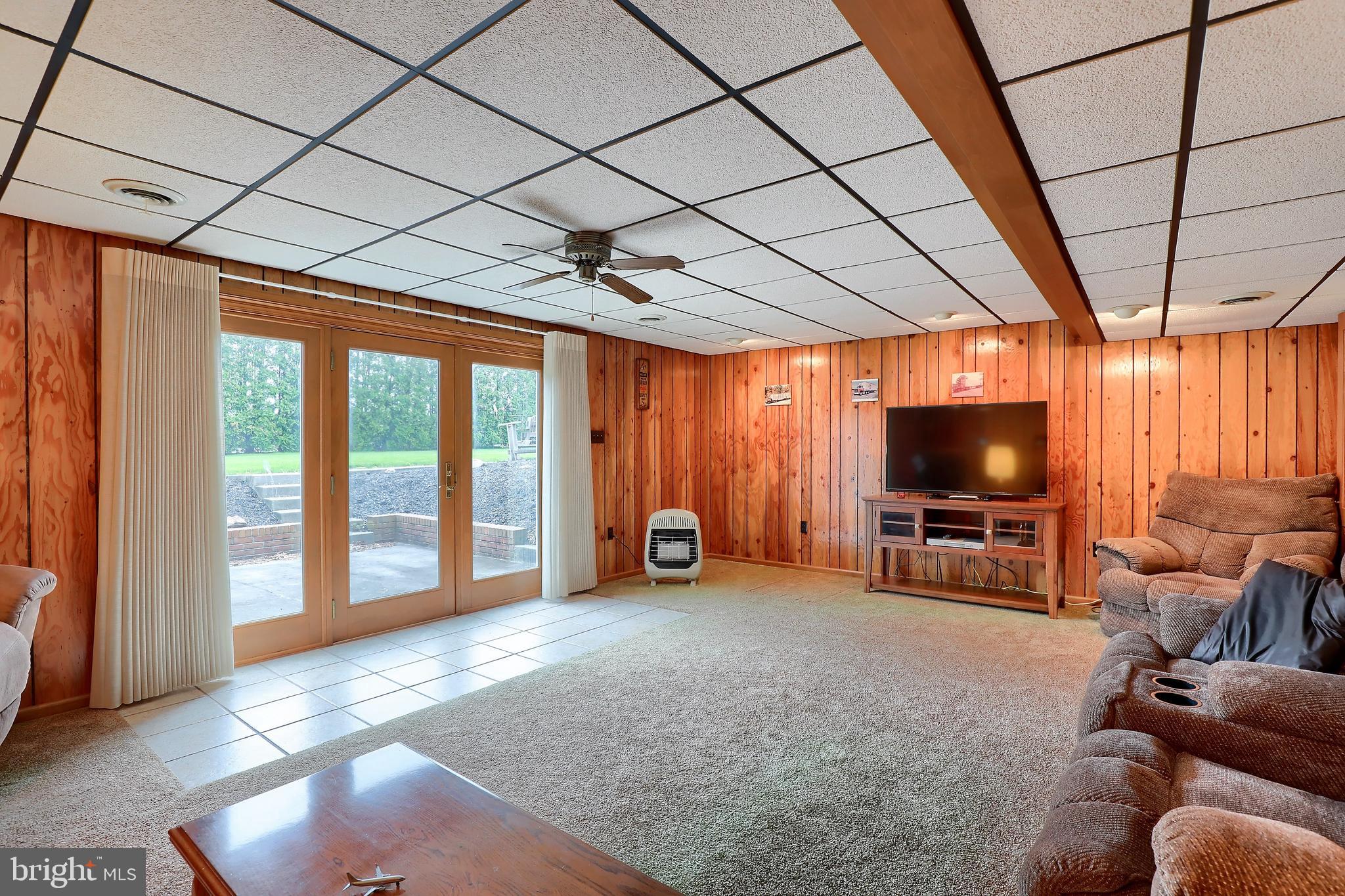 3943 Locust Grove Road Columbia, PA 17512 - Photo 21 of 35 Family room