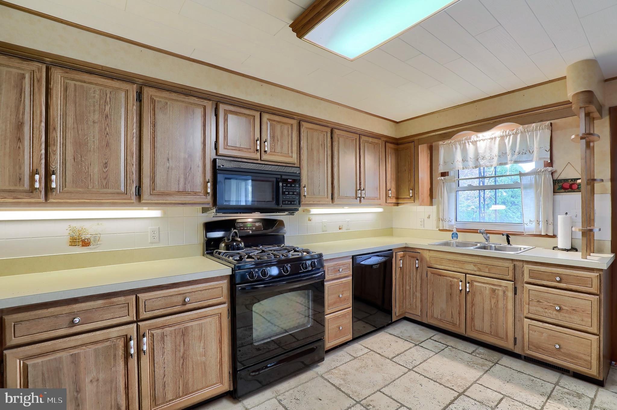 3943 Locust Grove Road Columbia, PA 17512 - Photo 8 of 35