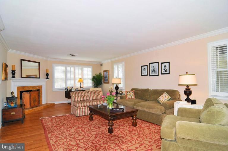 7301 Gordons Road Falls Church, VA 22043 - Photo 2 of 11 Living Room