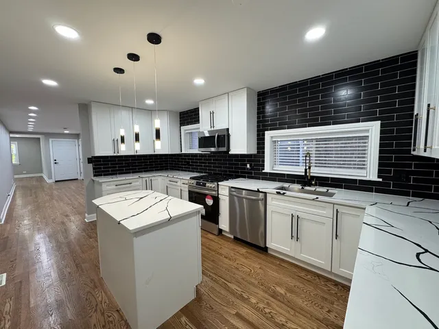 $3,000 | 6236 North Francisco Avenue, Unit 1, Chicago, IL 60659