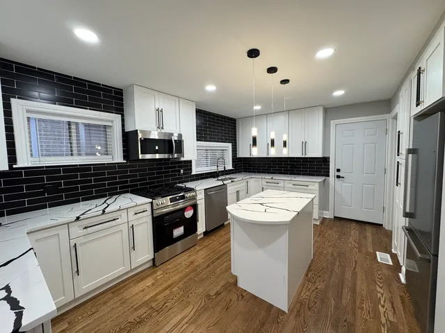 $3,000 | 6236 North Francisco Avenue, Unit 1, Chicago, IL 60659