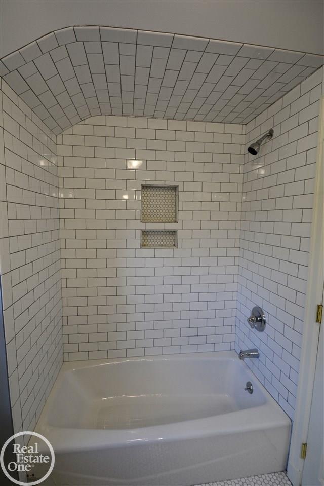 288 Fisher Road Grosse Pointe, MI 48230 - Photo 26 of 38 31342095-25.JPG