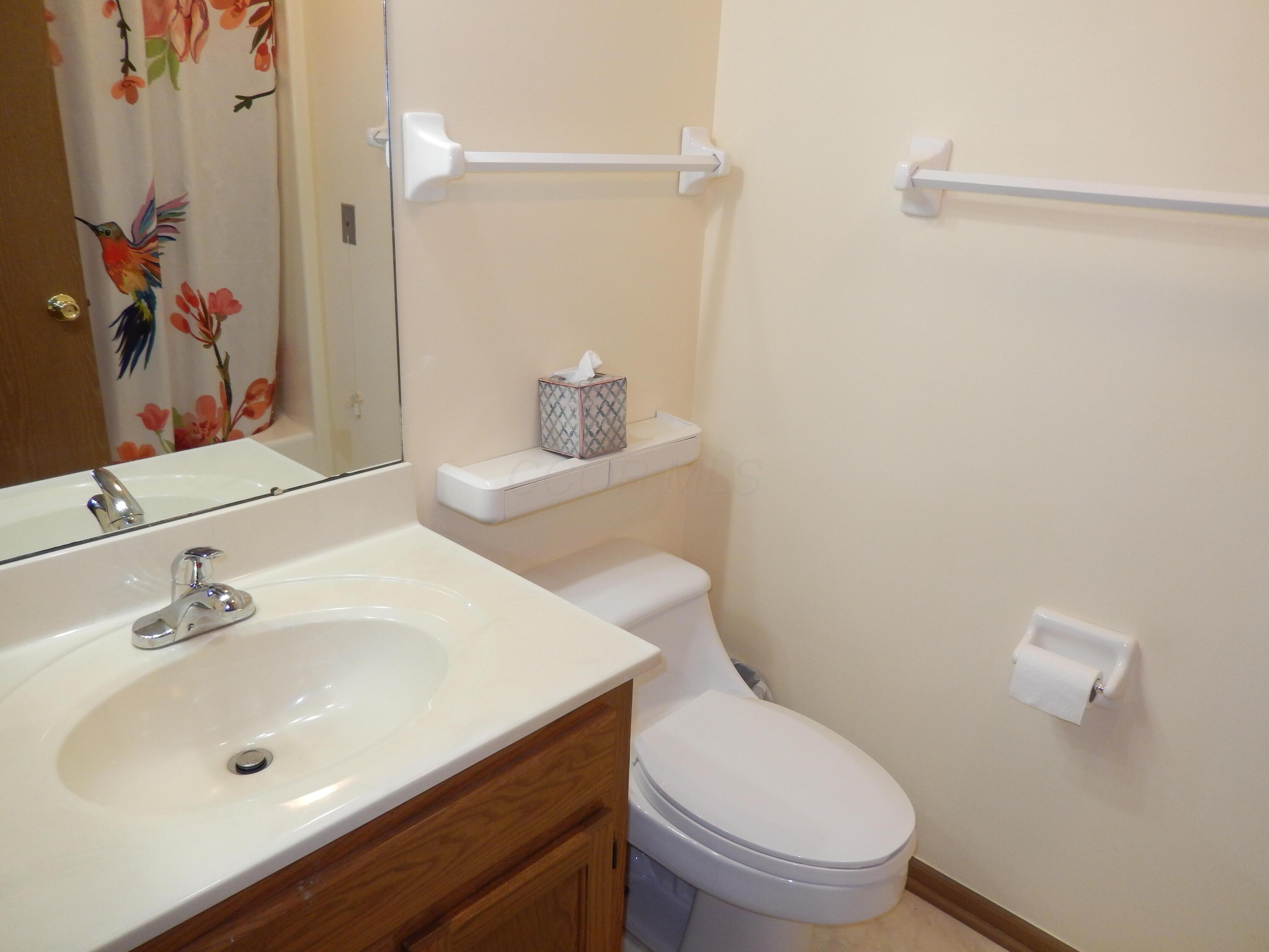 3939 Karl Road, Unit 103 Columbus, OH 43224 - Photo 20 of 50 Full bath with tub