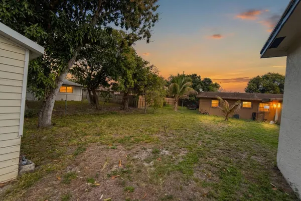 a view of a backyard
