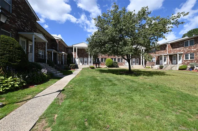 a view of a yard in front of house
