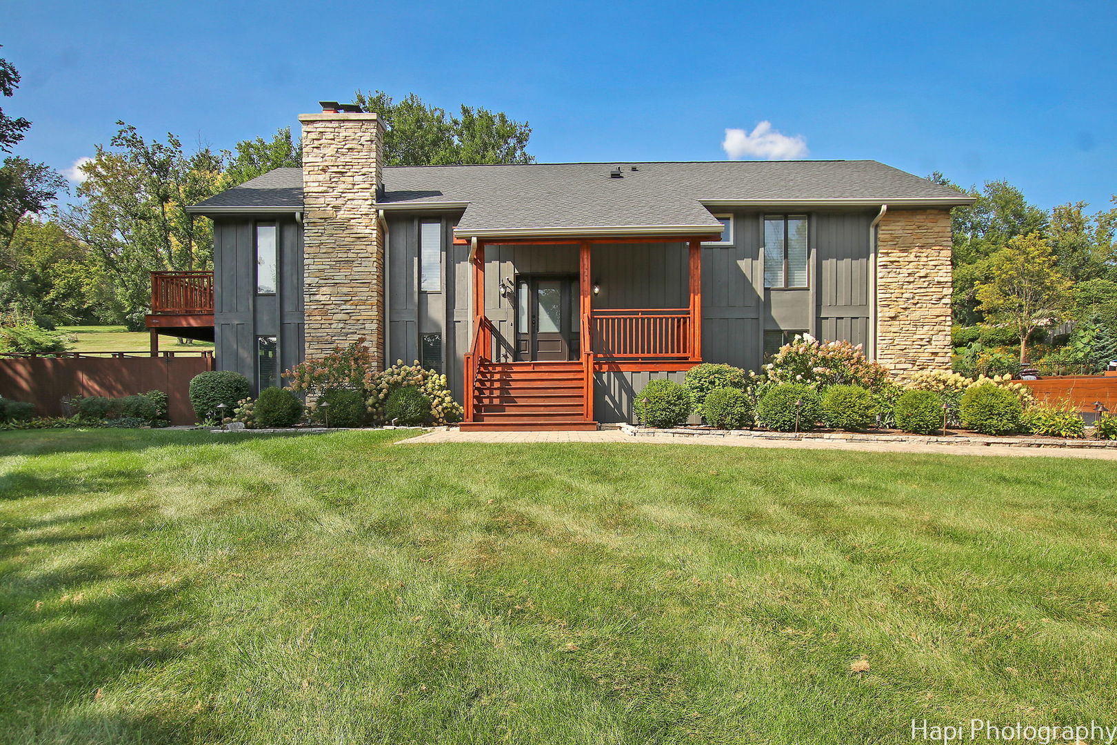 146 Harbor Drive Lake Barrington, IL 60010 - Photo 30 of 33 a front view of a house with garden