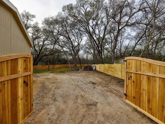 a view of yard with green space
