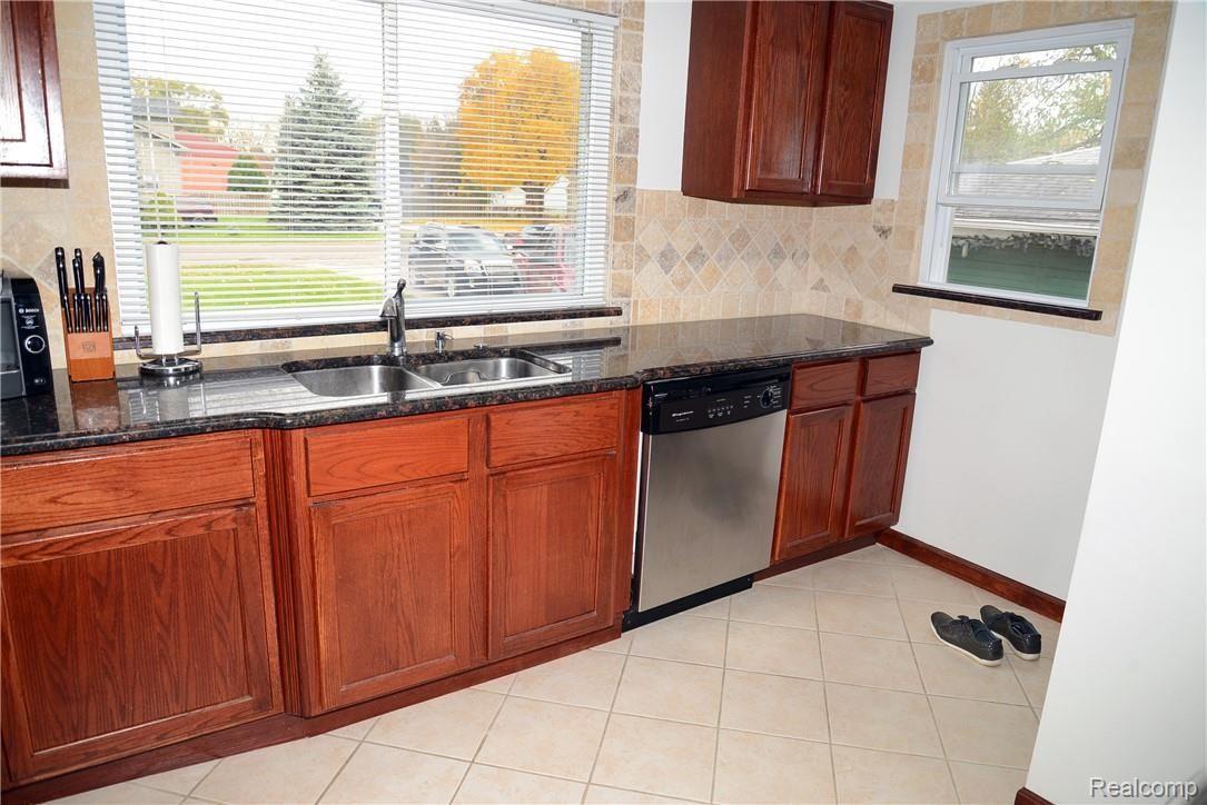 2215 West Auburn Road Rochester, MI 48309 - Photo 16 of 34 KITCHEN