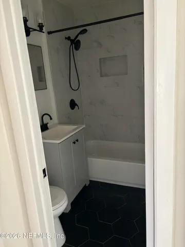 a view of a house with backyard and garden