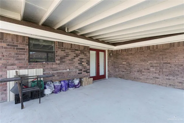 a view of livingroom with furniture