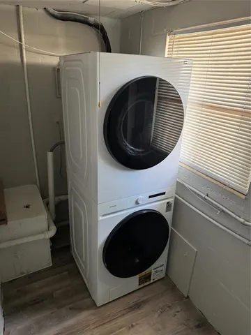 a close up view of a washer and dryer