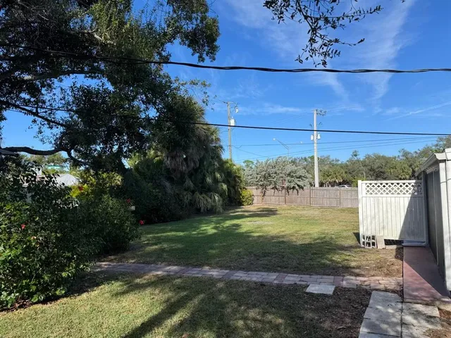 a view of a backyard