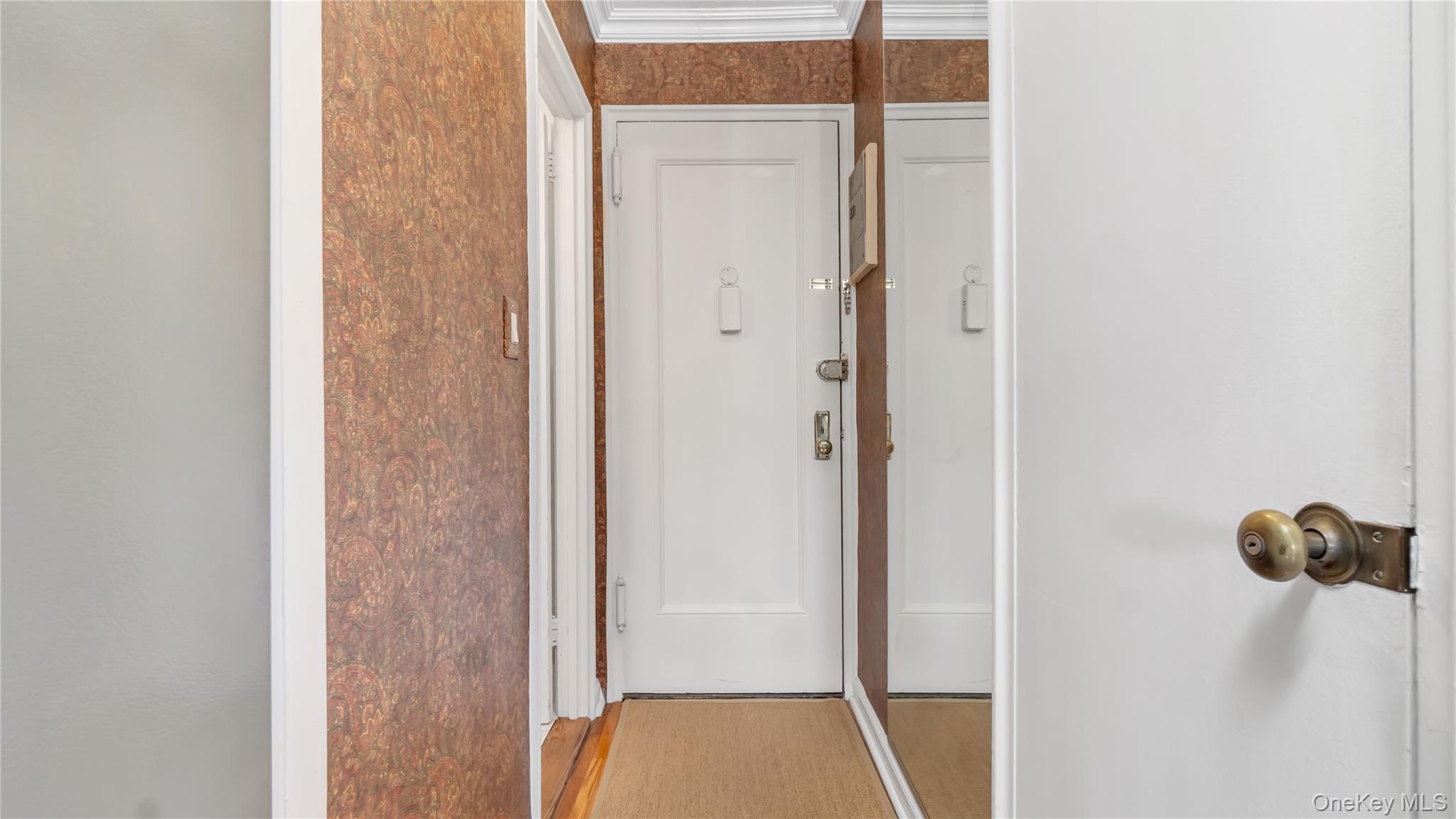 15 Canterbury Road, Unit D18 Great Neck, NY 11021 - Photo 8 of 10 Corridor with light wood-style flooring