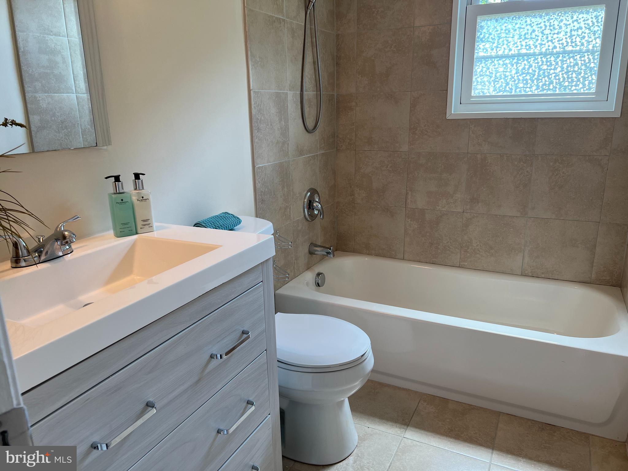 7618 Old Linton Hall Road Gainesville, VA 20155 - Photo 25 of 44 Main level bathroom