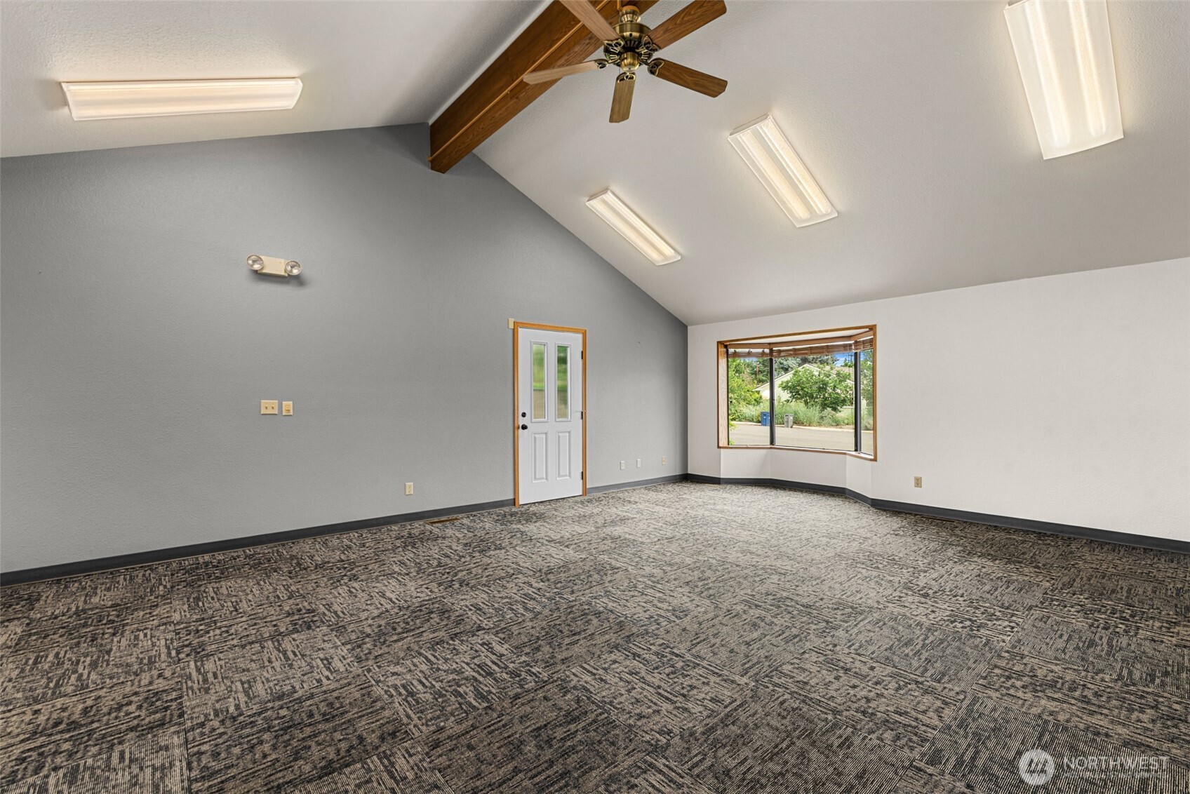 710 North Miller Street Wenatchee, WA 98801 - Photo 12 of 33 an empty room with windows