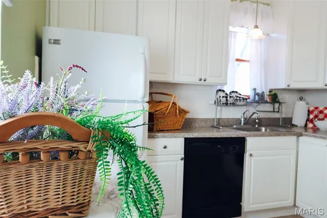 $2,000 | 2627 Louis Avenue, Brentwood, MO 63144