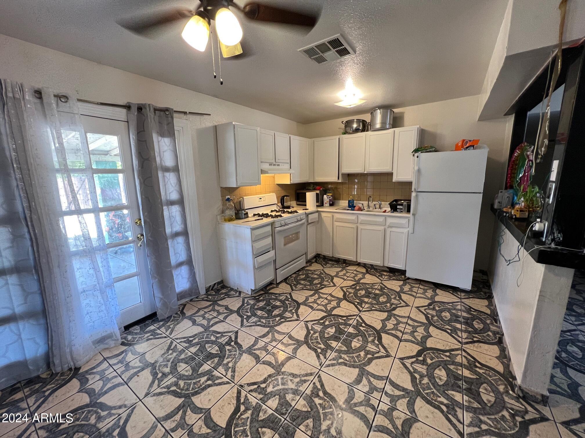 1807 West Carter Road Phoenix, AZ 85041 - Photo 5 of 11 Kitchen