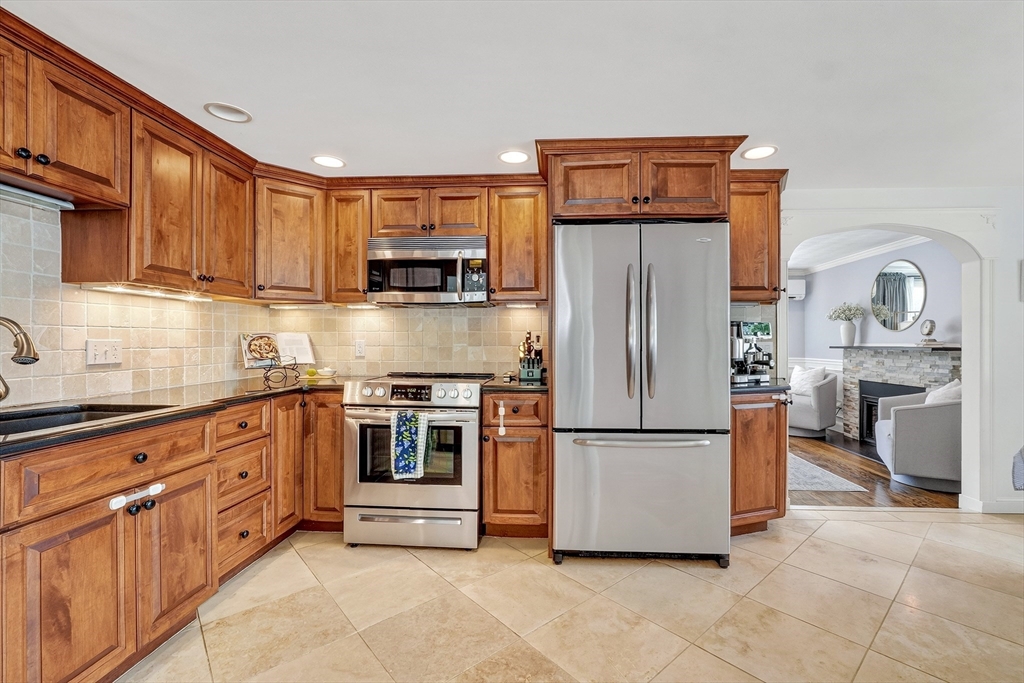 26 Brooksbie Road Bedford, MA 01730 - Photo 7 of 38