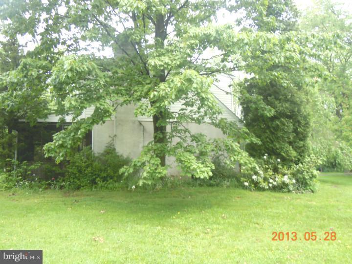 66 South County Line Road Telford, PA 18969 - Photo 3 of 24 Side Yard