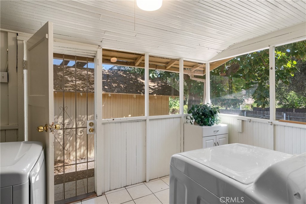 846 North Wilson Avenue Pasadena, CA 91104 - Photo 23 of 37 a room with a table and chairs