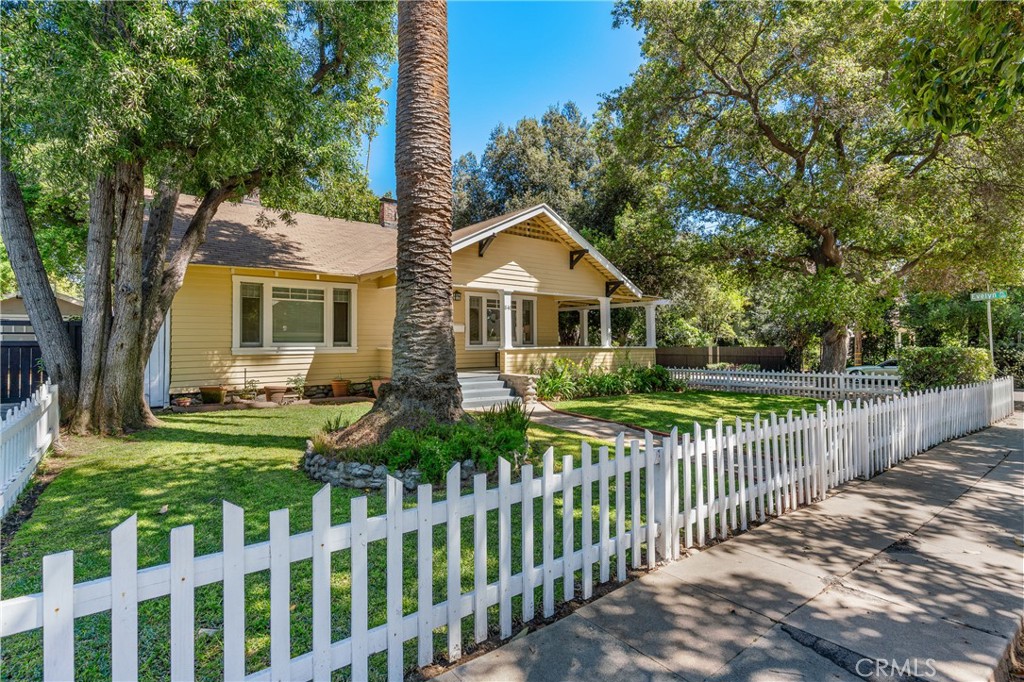 846 North Wilson Avenue Pasadena, CA 91104 - Photo 30 of 37 a front view of house with yard and green space