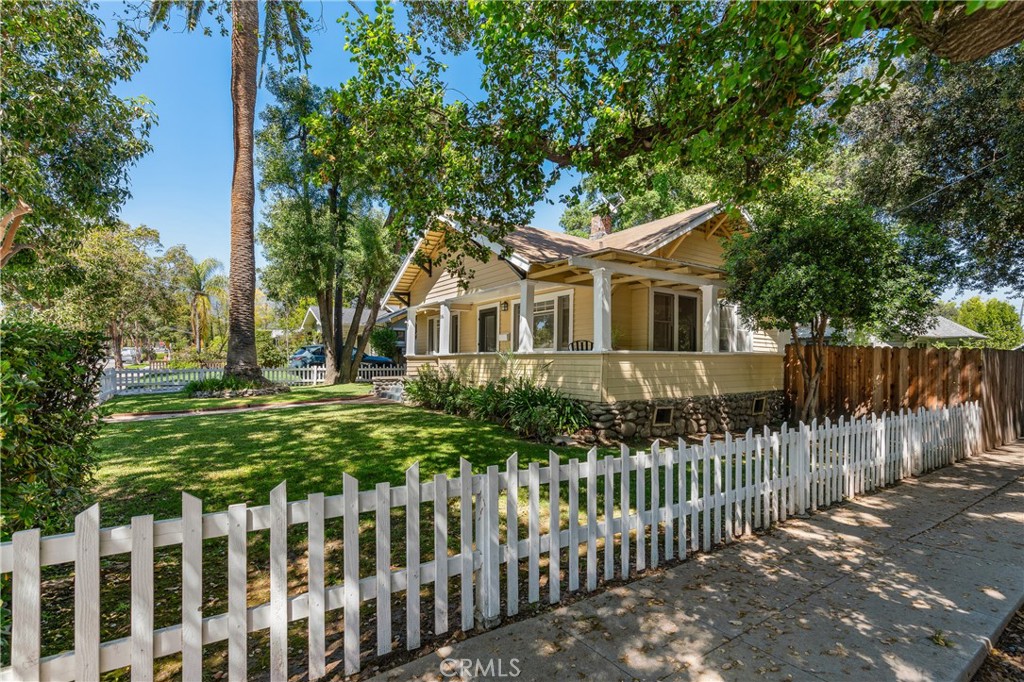 846 North Wilson Avenue Pasadena, CA 91104 - Photo 31 of 37 a front view of a house with a garden