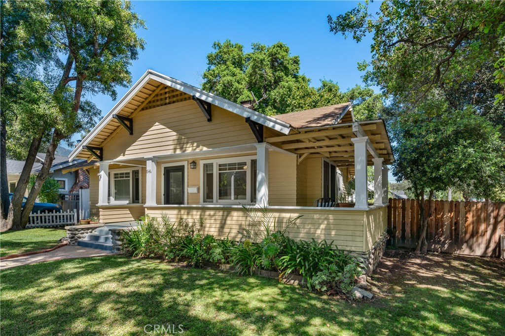 846 North Wilson Avenue Pasadena, CA 91104 - Photo 33 of 37 a front view of a house with a yard