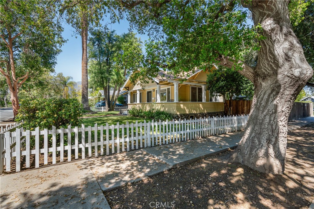 846 North Wilson Avenue Pasadena, CA 91104 - Photo 36 of 37 a front view of a house with a garden