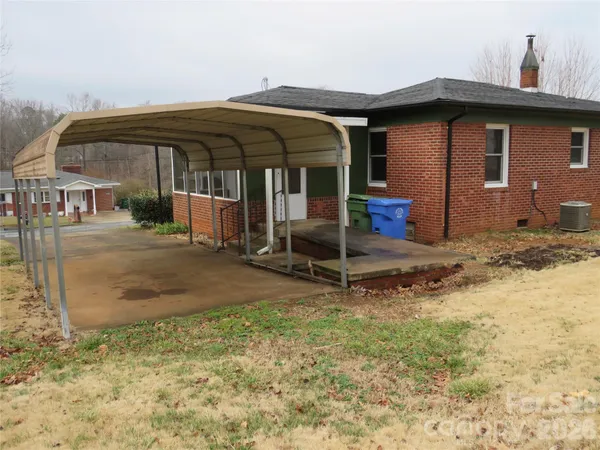a view of a house with backyard and porch
