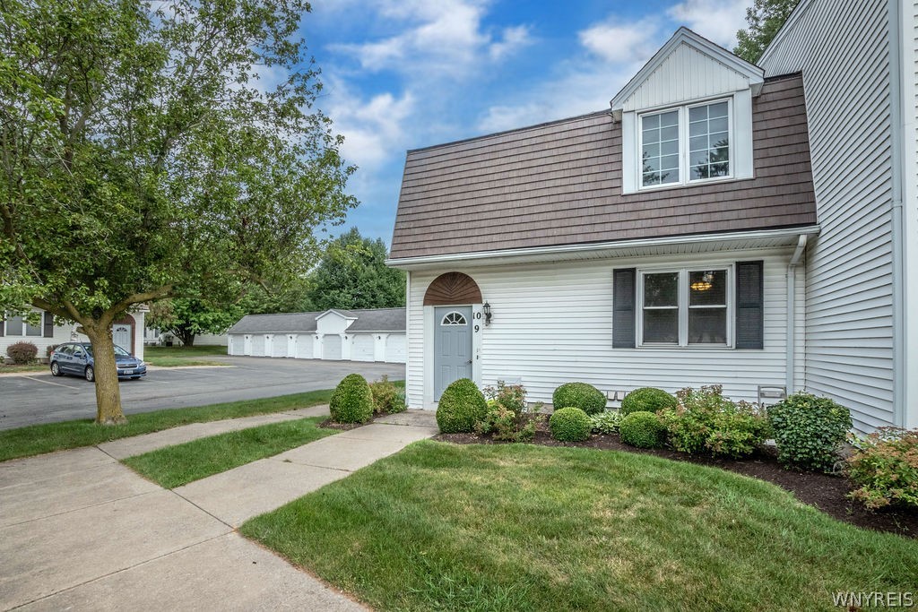 4755 Chestnut Ridge Road, Unit 9 Amherst, NY 14228 - Photo 2 of 46 This rare first floor, one level, end unit doesn't come on the market often.