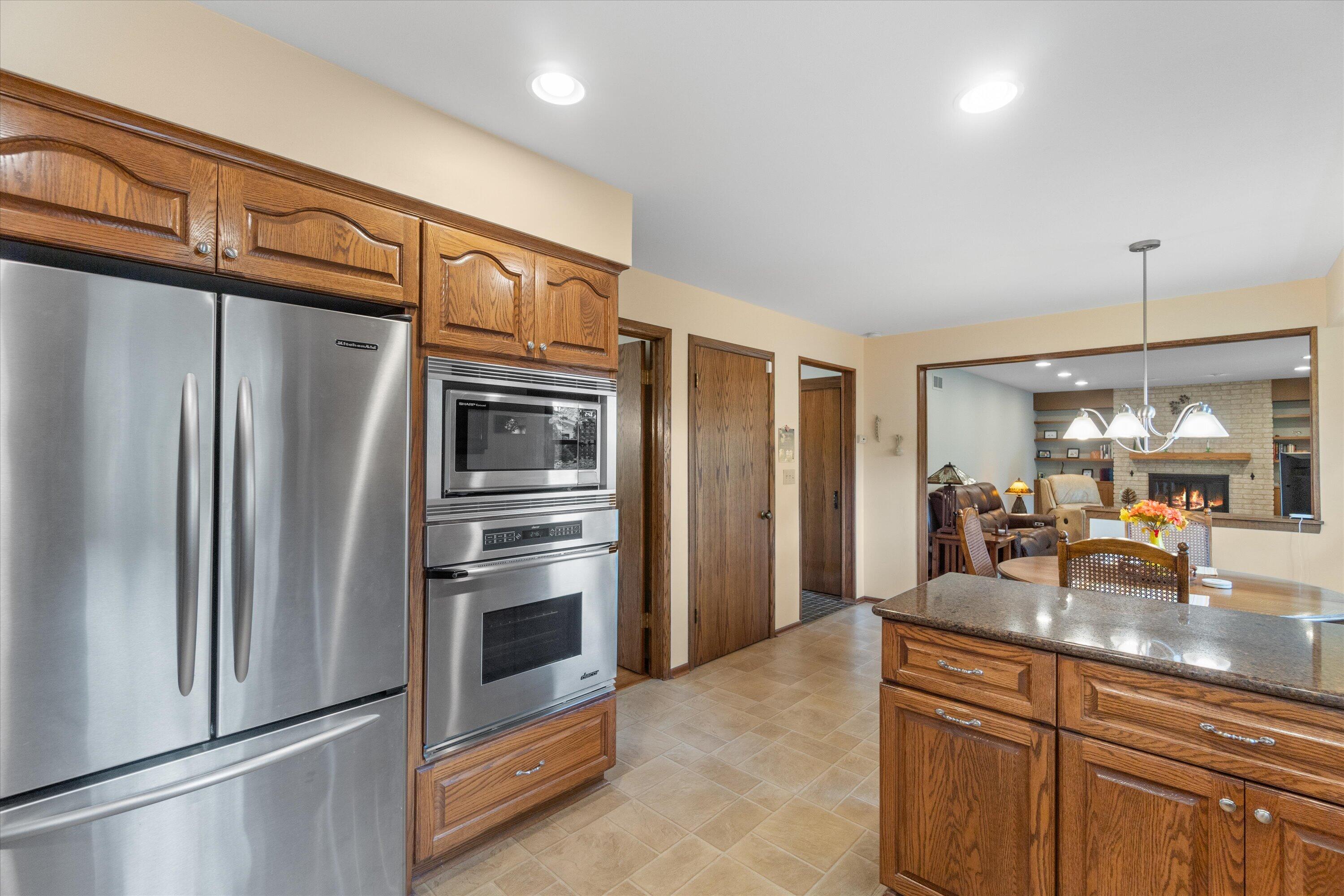 15655 Monet Court Brookfield, WI 53005 - Photo 13 of 60 46-DSC05361