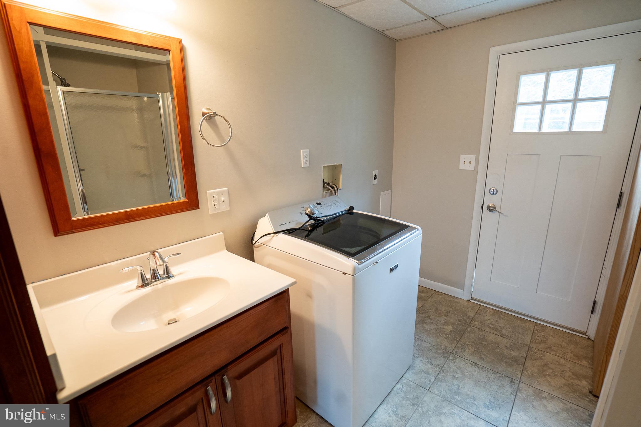 8 Sherri Lane Lititz, PA 17543 - Photo 32 of 43 a utility room with sink dryer and washer