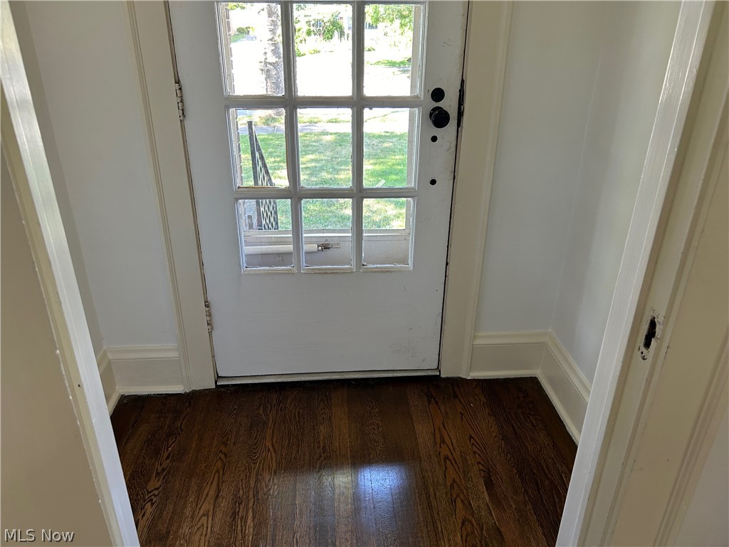 3266 Ormond Road Cleveland, OH 44118 - Photo 4 of 40 Front vestibule
