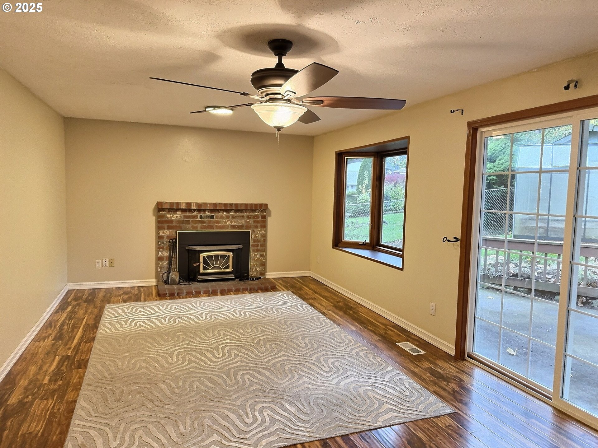 377 Southeast Barnes Avenue Gresham, OR 97080 - Photo 5 of 23