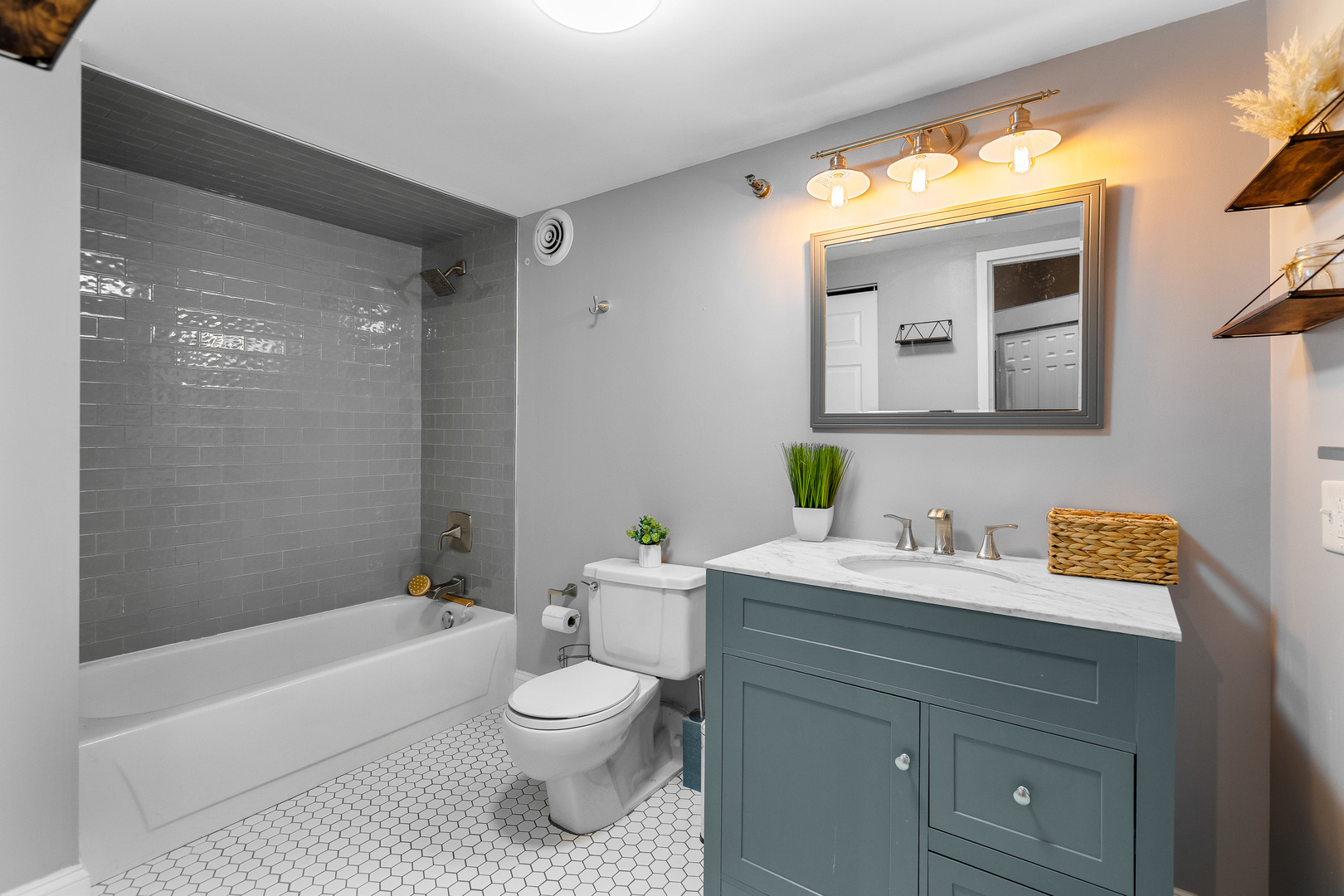 124 West Polk Street, Unit 905 Chicago, IL 60605 - Photo 17 of 28 a bathroom with a sink a toilet and bathtub