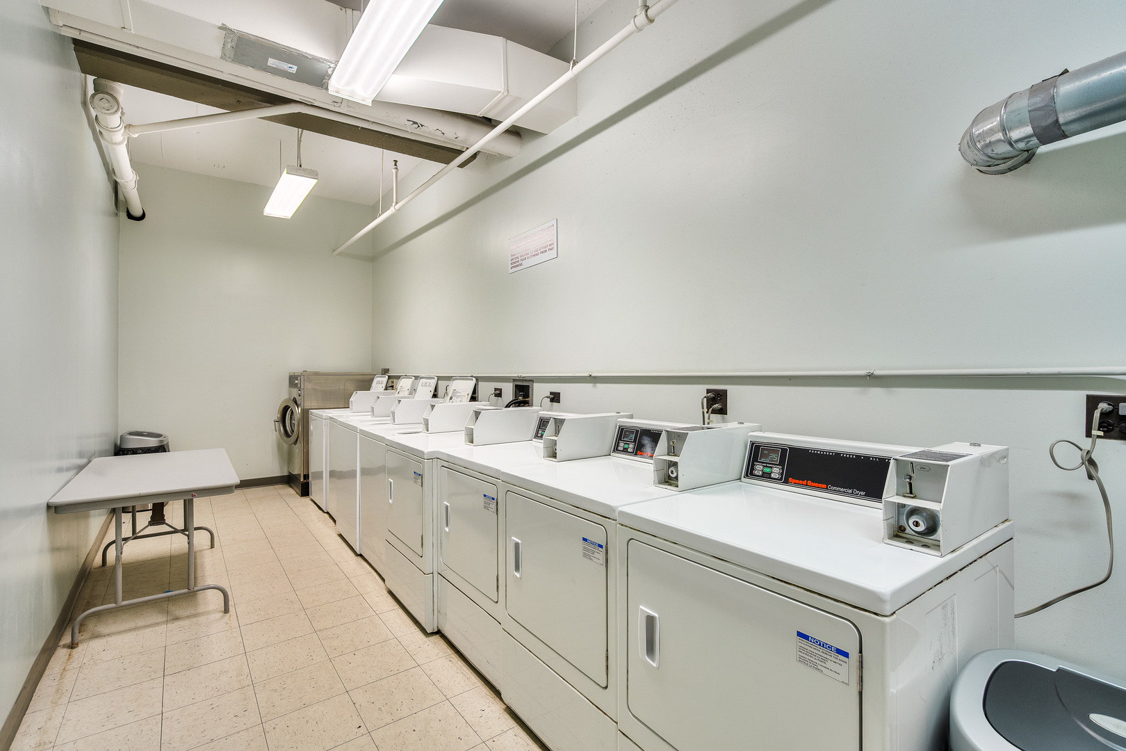 124 West Polk Street, Unit 905 Chicago, IL 60605 - Photo 20 of 28 a utility room with dryer and washer