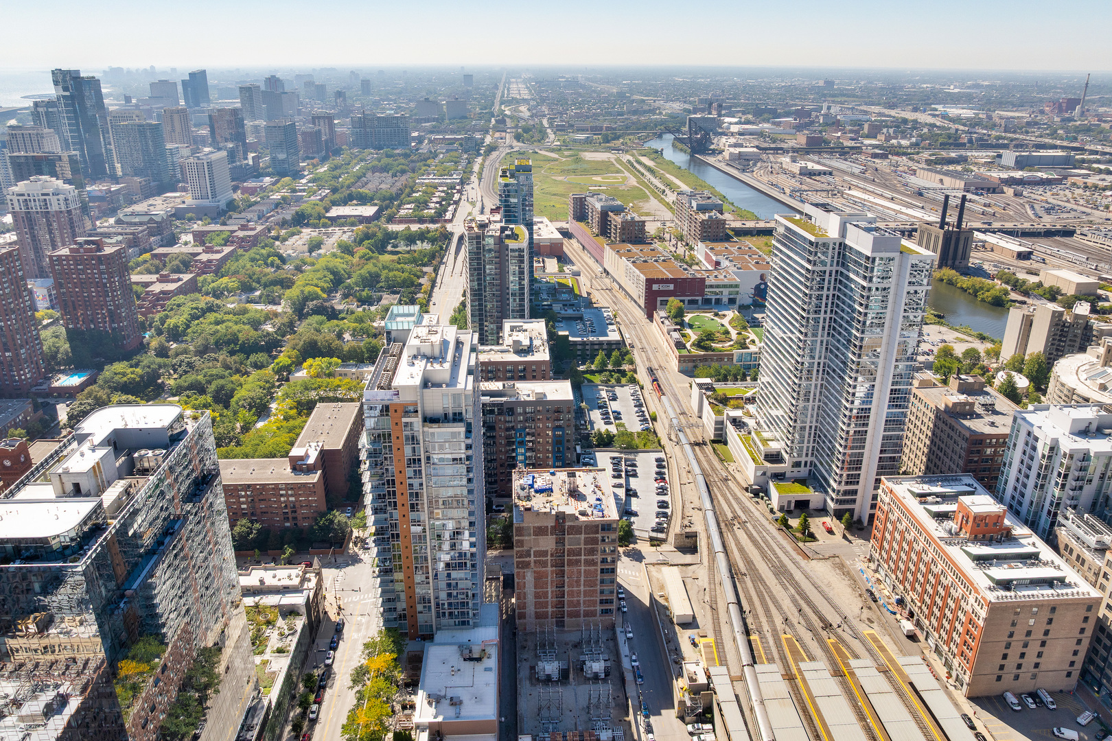 124 West Polk Street, Unit 905 Chicago, IL 60605 - Photo 25 of 28 a view of a city with tall buildings