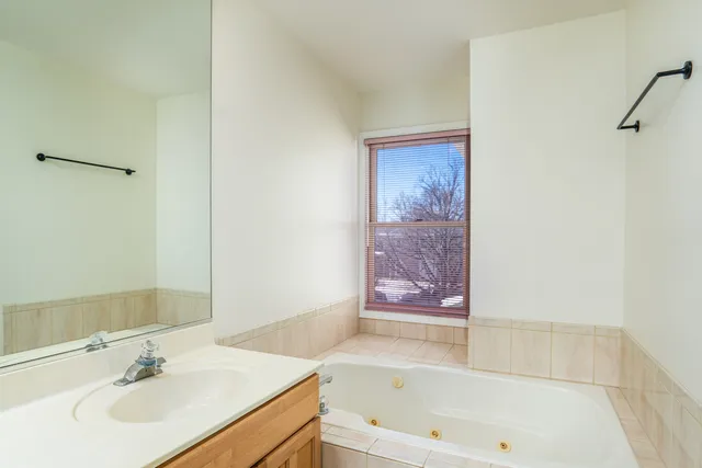 $3,350 | 712 Hamilton Court, Schaumburg, IL 60107