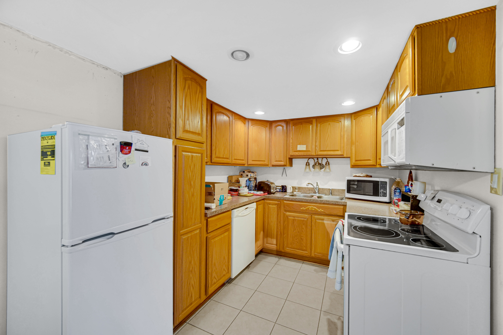 940 Holbrook Road, Unit 6A Homewood, IL 60430 - Photo 4 of 16 a kitchen with a sink a refrigerator and a stove