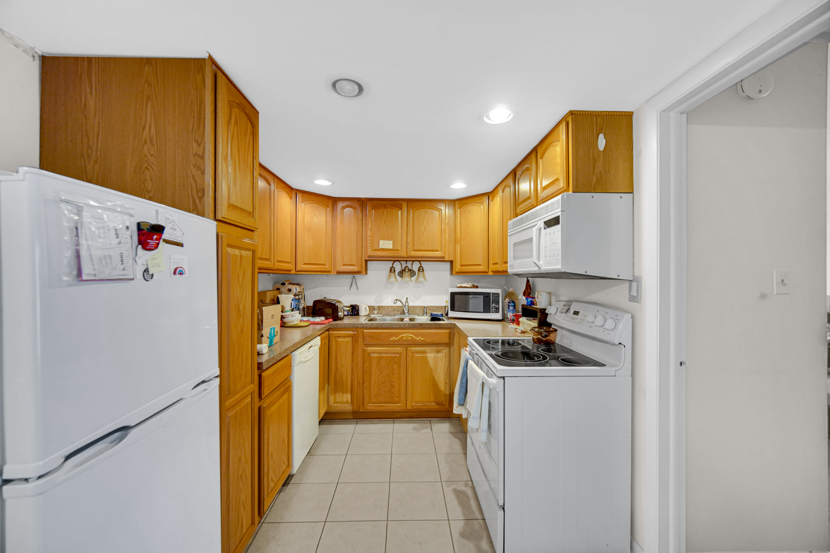 940 Holbrook Road, Unit 6A Homewood, IL 60430 - Photo 5 of 16 a kitchen with cabinets and appliances