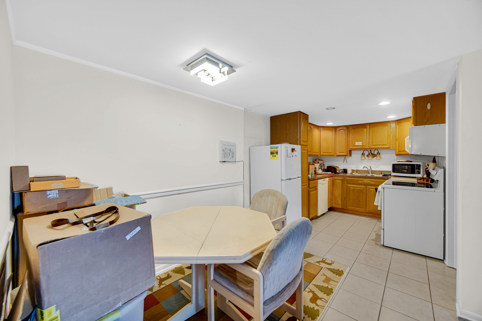 940 Holbrook Road, Unit 6A Homewood, IL 60430 - Photo 6 of 16 a workspace with furniture and a kitchen