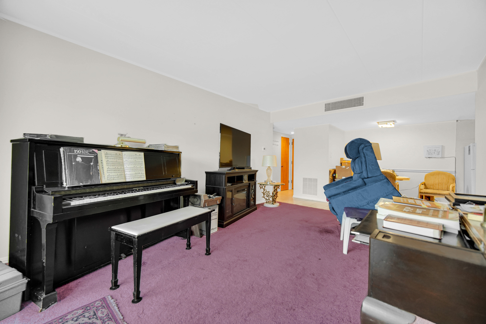 940 Holbrook Road, Unit 6A Homewood, IL 60430 - Photo 7 of 16 a living room with furniture